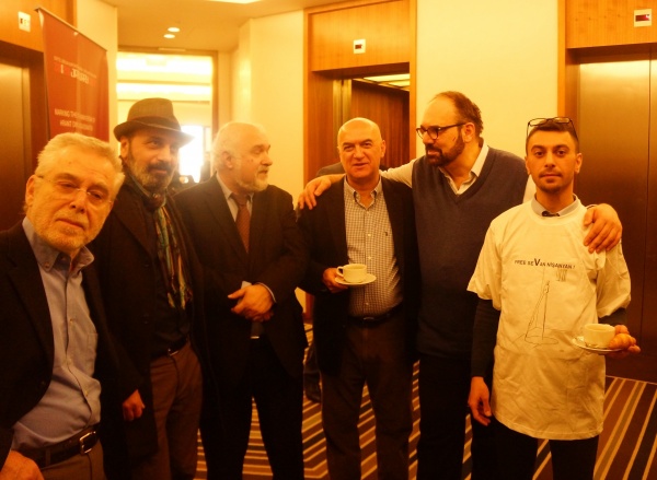 Prof Baskın Oran 'Unutmayın beni' deyip giriyor kareye; diyalog sürecini dünyada birlikte başlattıkları Ragıp Zarakolu, Raffi A. Hermonn; Pontus'lu Tamer Çilingir, Yavuz Baydar ve İHD'den gazeteci Hrant Kasparyan.